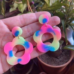 Flower shaped resin earrings